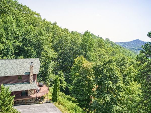 2733 Pine Crest Ln , Sevierville, TN 37862