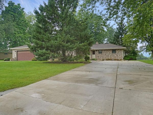 W183N5895 Spruce LANE, Menomonee Falls, WI 53051