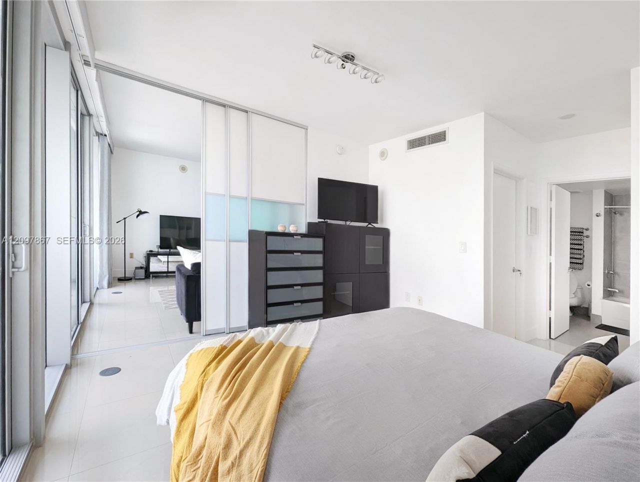 92 SW 3rd St , Unit 1908, Miami, FL 33130 Photo