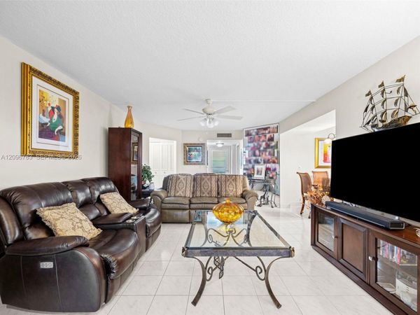 3661 Via Poinciana , Unit 401, Lake Worth, FL 33467