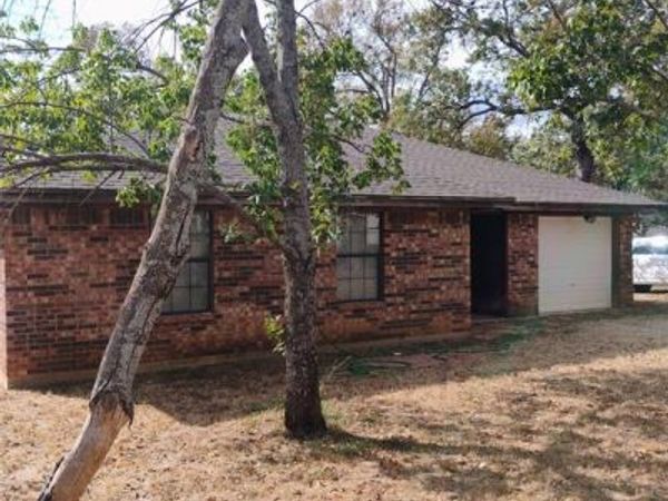 909 Live Oak Street , Lake Bridgeport, TX 76426