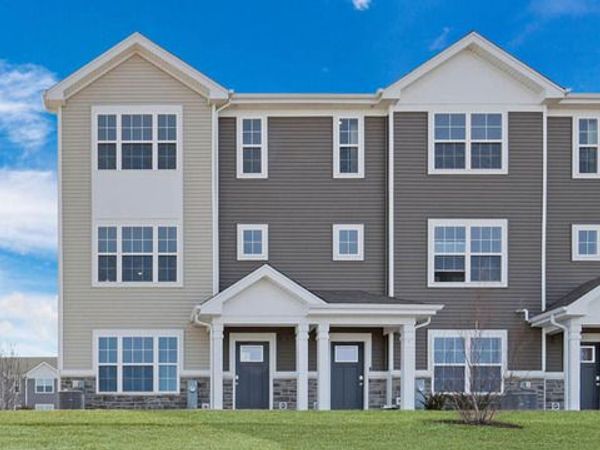 2700 Arrowhead Drive , Pingree Grove, IL 60140