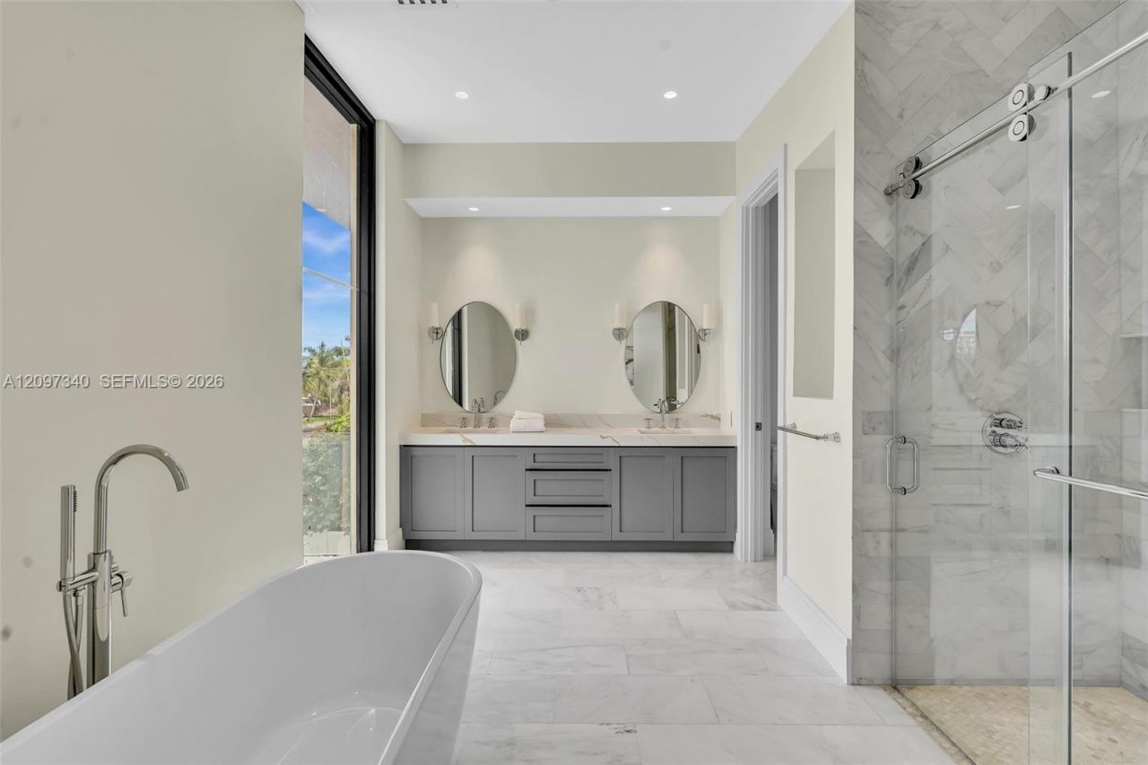13045 Coronado Ter, North Miami, FL 33181 Photo