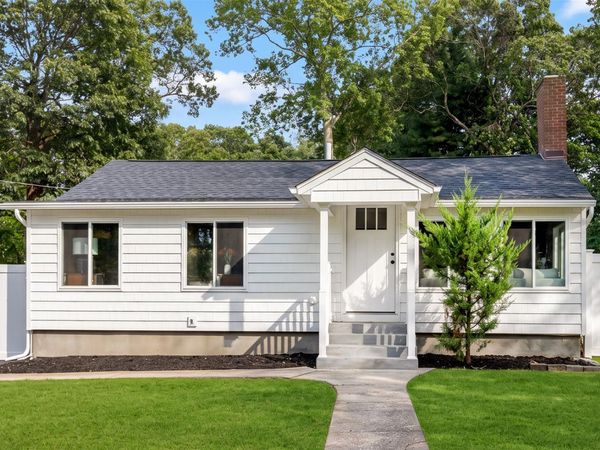 8 Woodlawn Avenue , Selden, NY 11784