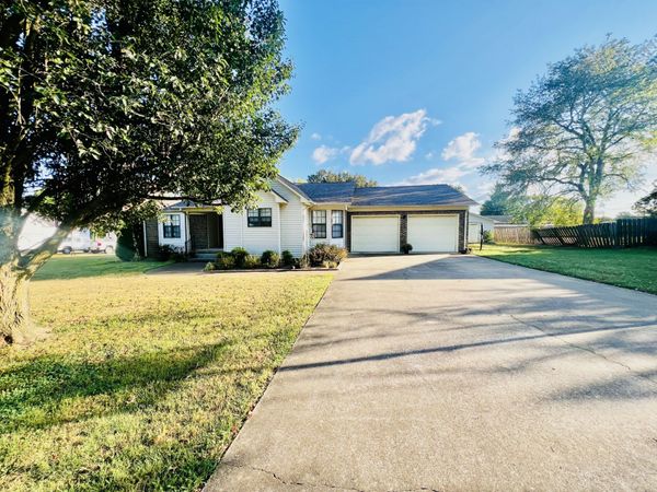 713 Douglas Dr , Lawrenceburg, TN 38464