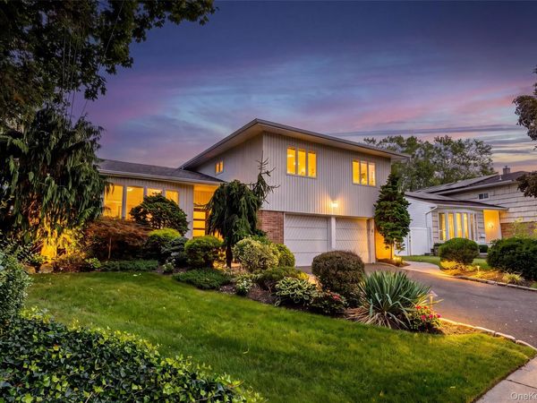 1875 Julian Lane , Merrick, NY 11566