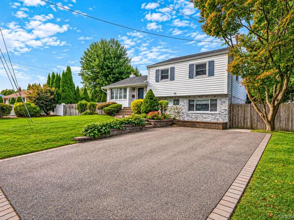 17 Marlowe Place , Greenlawn, NY 11740