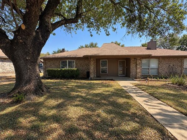 806 Blessing Creek Drive, Euless, TX 76039