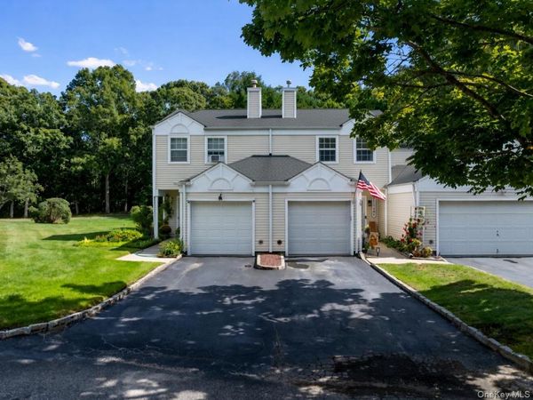 75 Fox Court , Manorville, NY 11949