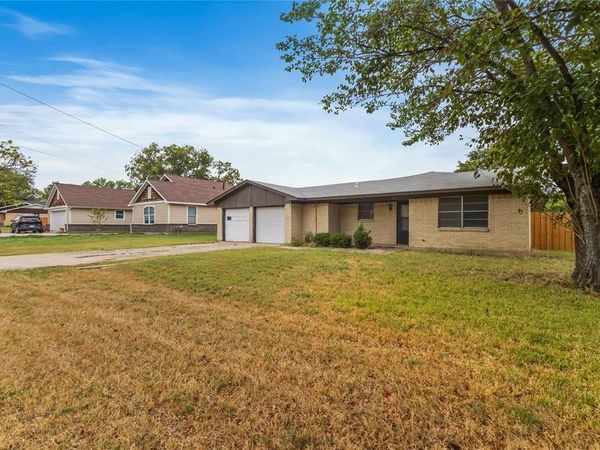 1240 E Jefferson Street , Van Alstyne, TX 75495