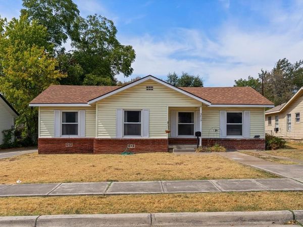 3513 Meadow Oaks Drive , Haltom City, TX 76117
