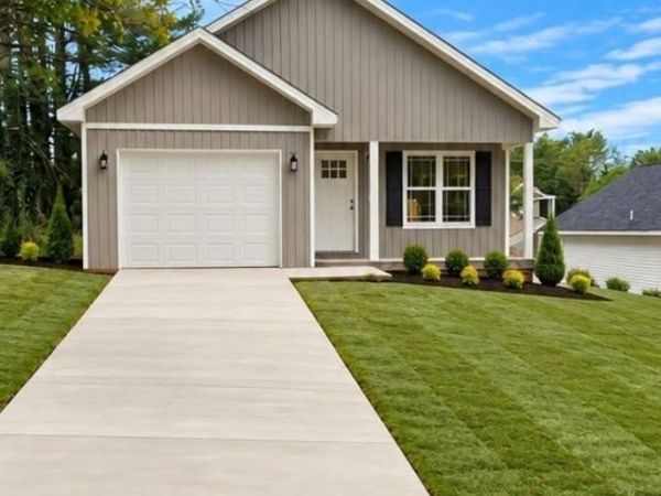 712 Finney DR, Vinton, VA 24179