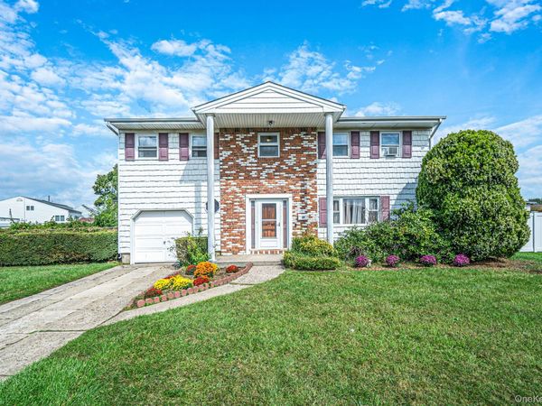 29 Sunshine Lane , Amityville, NY 11701