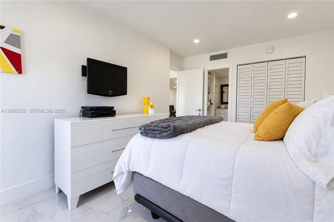 20301 W Country Club Dr , Unit 930, Aventura, FL 33180 Photo