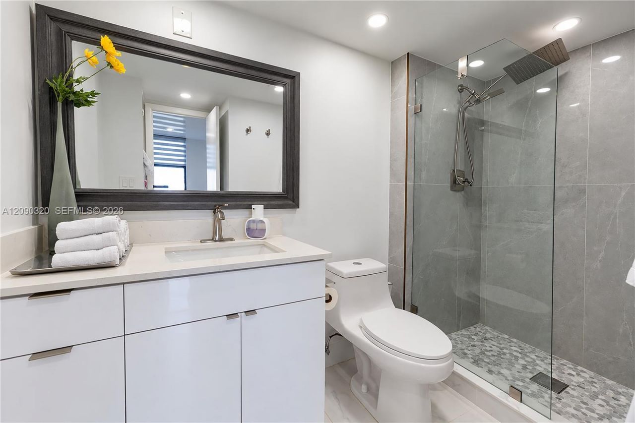 20301 W Country Club Dr , Unit 930, Aventura, FL 33180 Photo