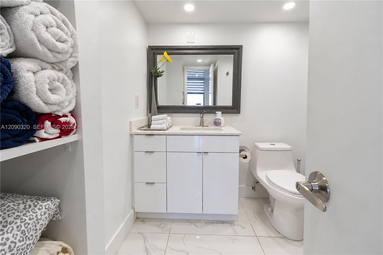 20301 W Country Club Dr , Unit 930, Aventura, FL 33180 Photo