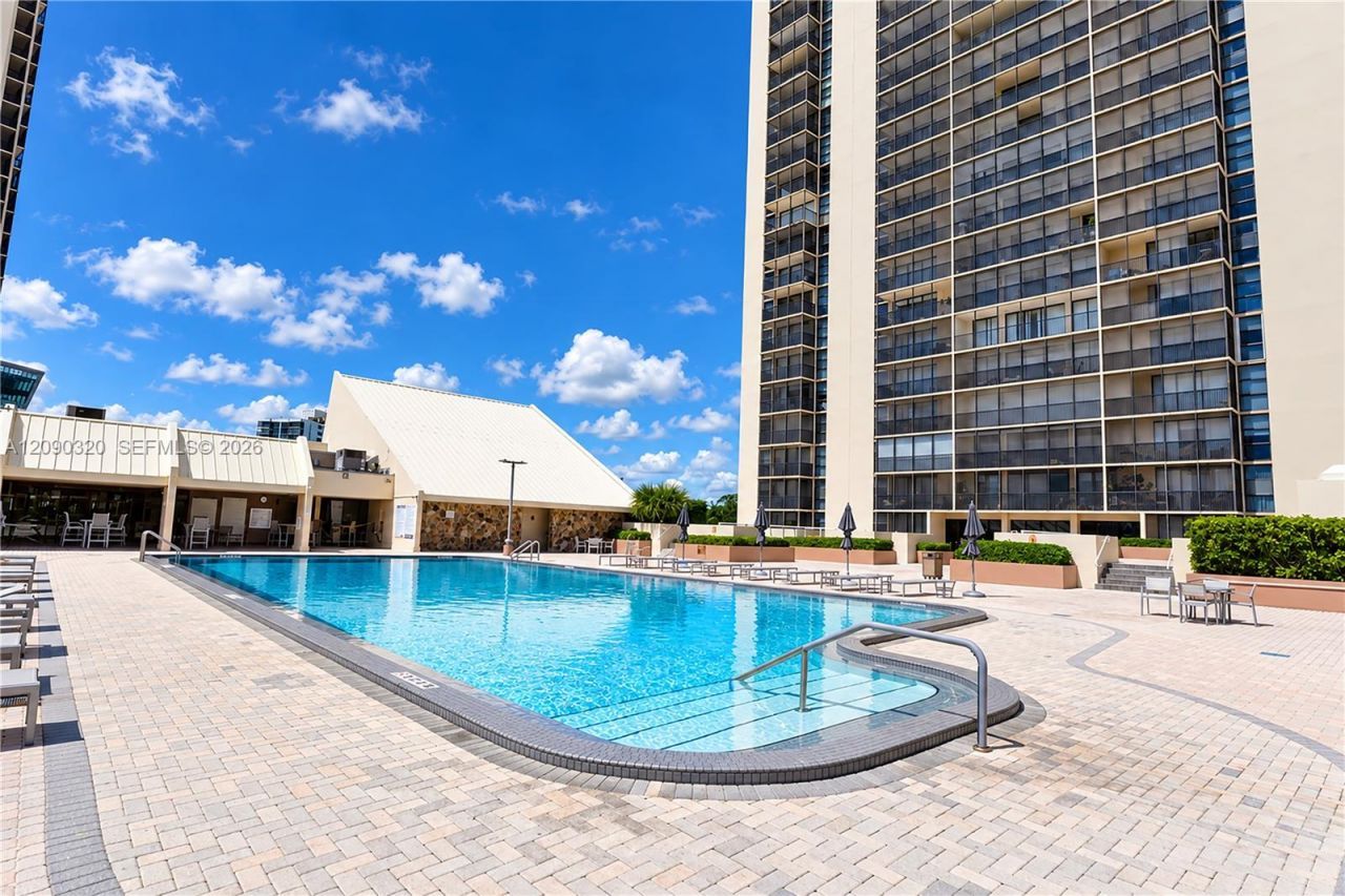 20301 W Country Club Dr , Unit 930, Aventura, FL 33180 Photo