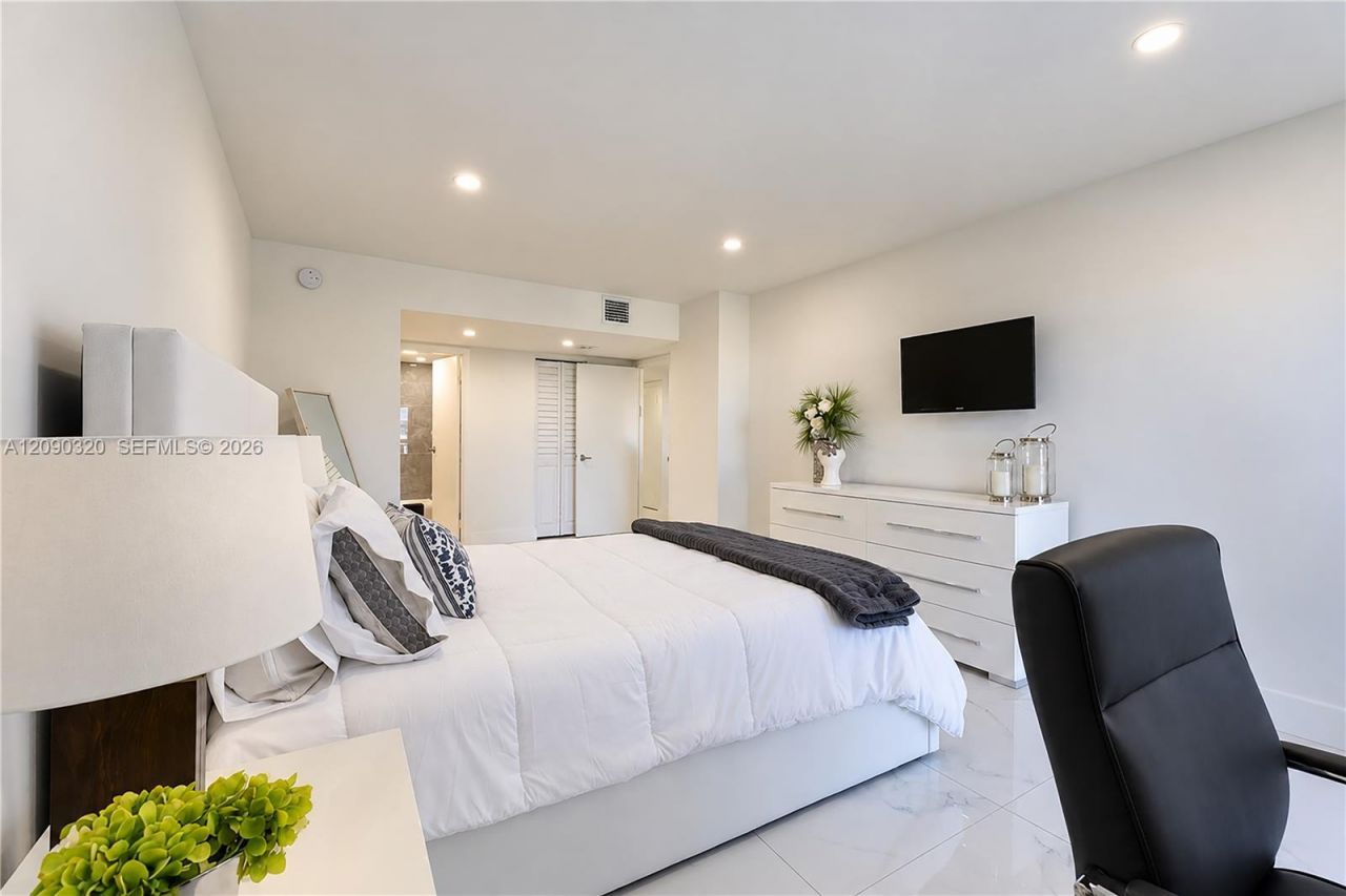 20301 W Country Club Dr , Unit 930, Aventura, FL 33180 Photo