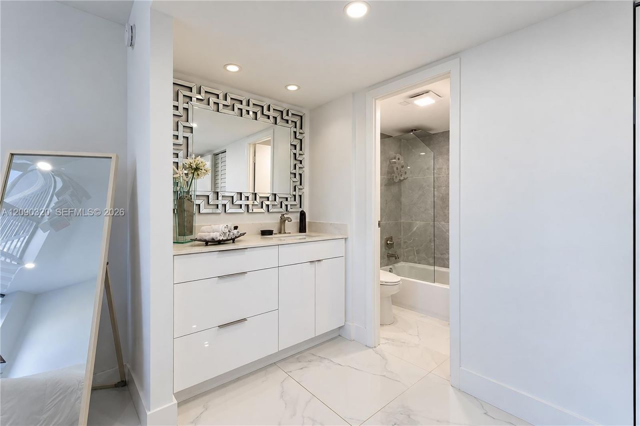 20301 W Country Club Dr , Unit 930, Aventura, FL 33180 Photo