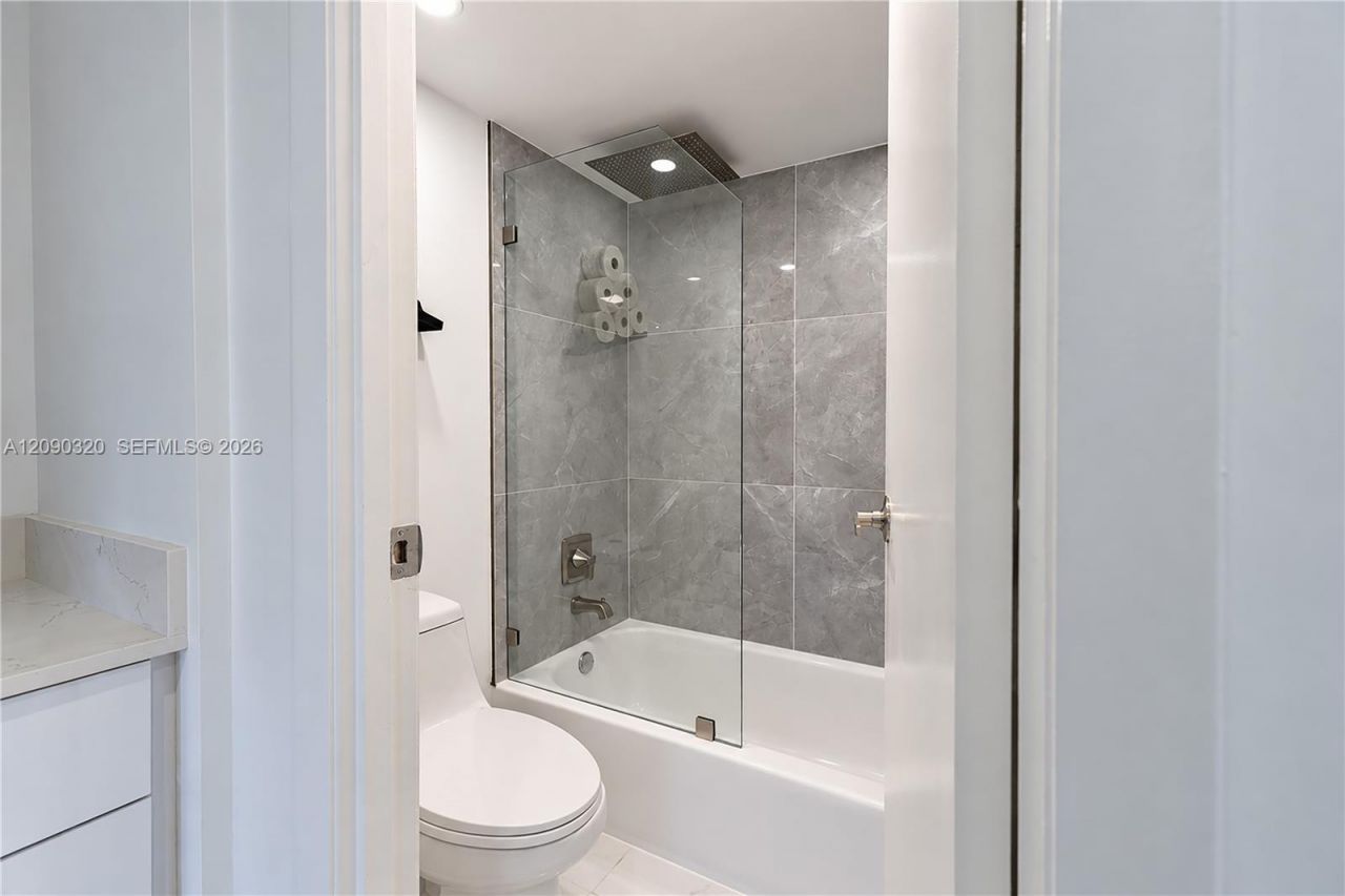 20301 W Country Club Dr , Unit 930, Aventura, FL 33180 Photo
