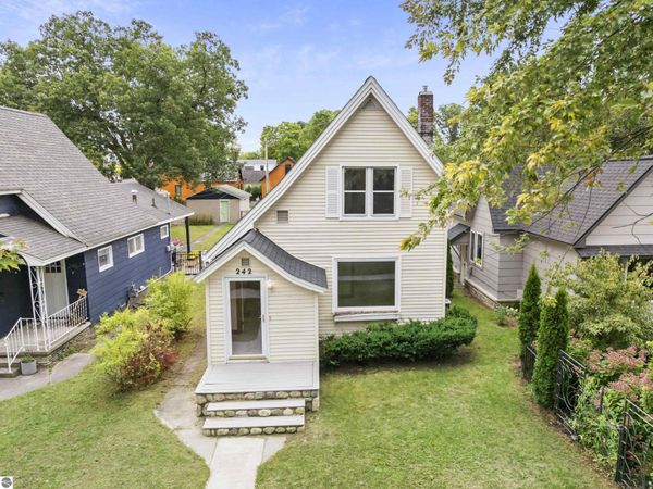 242 Tenth Street E, Traverse City, MI 49684