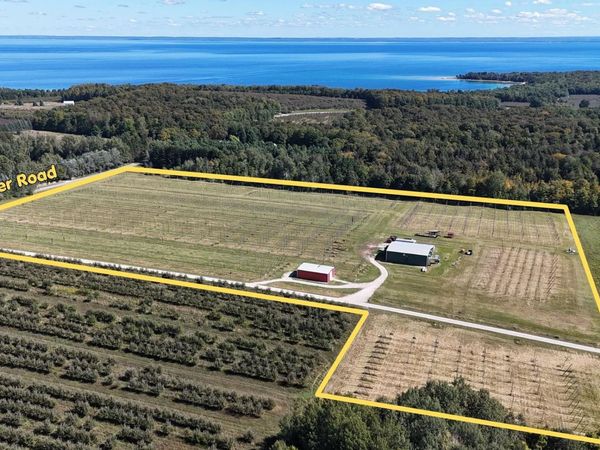 Omena Rise N, Northport, MI 49670