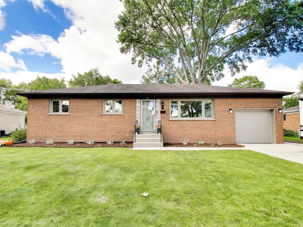 16 Audrey Lane, Mount Prospect, IL 60056
