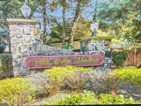 62 Falls Bridge Dr, Totowa, NJ 07512
