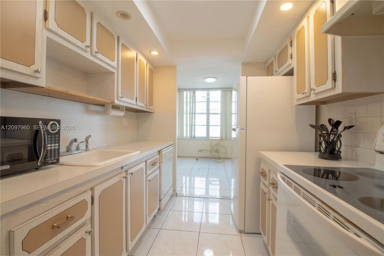 230 174th St , Unit 911, Sunny Isles Beach, FL 33160 Photo
