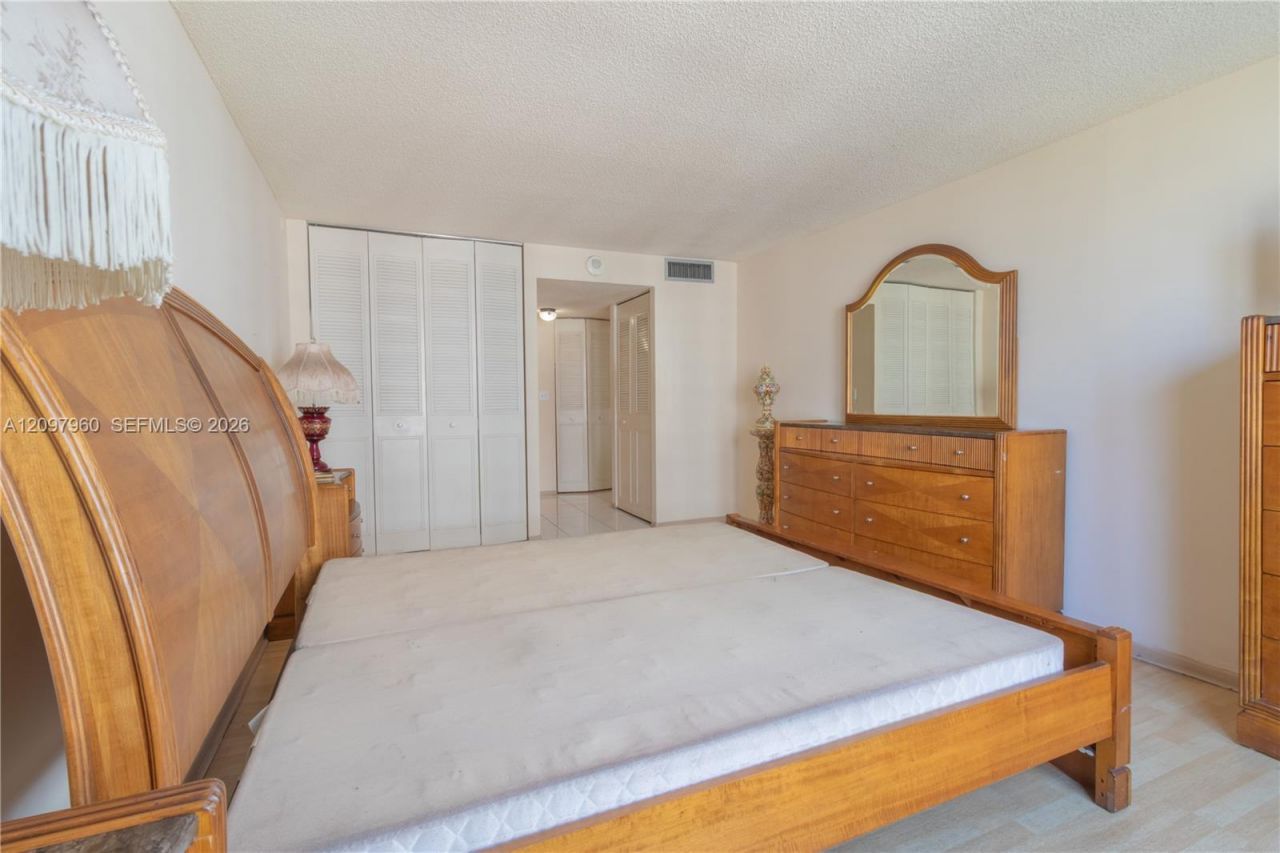 230 174th St , Unit 911, Sunny Isles Beach, FL 33160 Photo