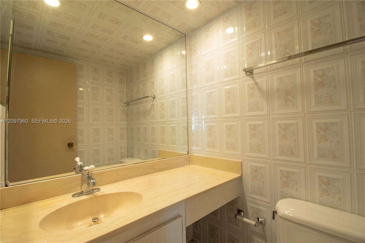230 174th St , Unit 911, Sunny Isles Beach, FL 33160 Photo