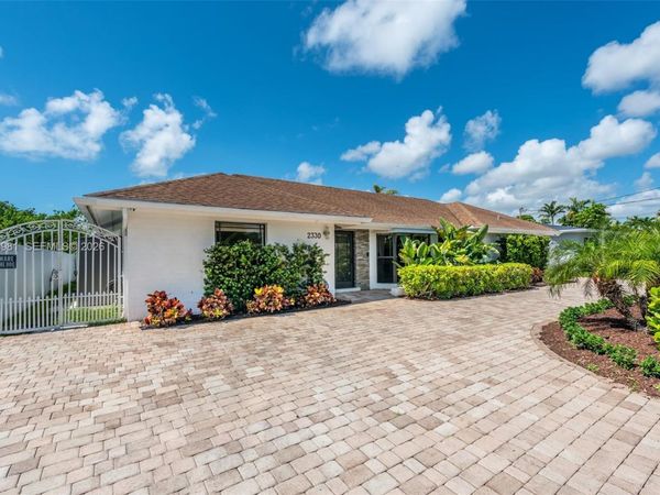 2330 NE 195th St , Miami, FL 33180