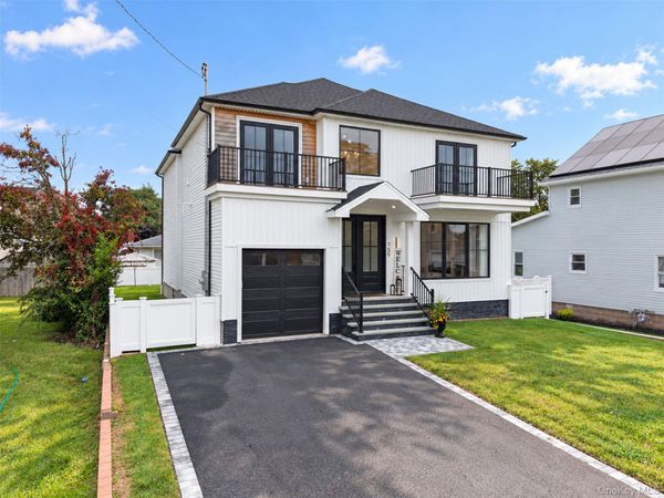759 Pecan Street , Lindenhurst, NY 11757