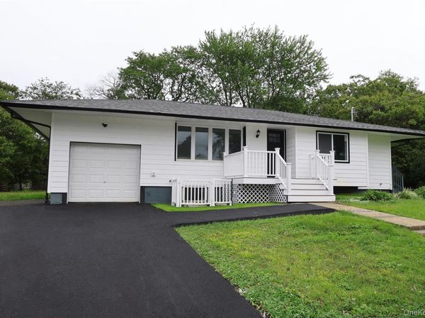 1537 Agate Street , Bay Shore, NY 11706