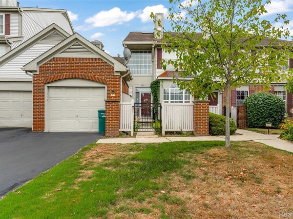 49523 Pointe Crossing, Plymouth Township, Mi 48170