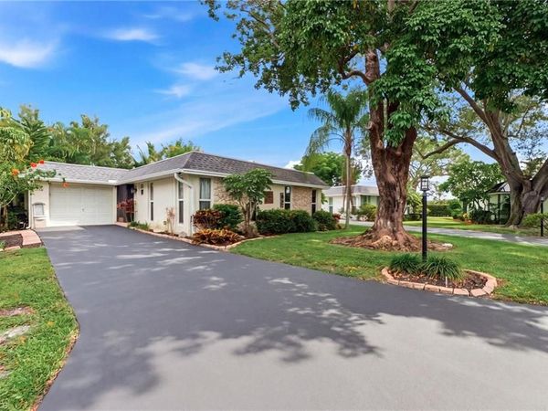 220 Lanchester CT , Unit 32, NAPLES, FL 34112