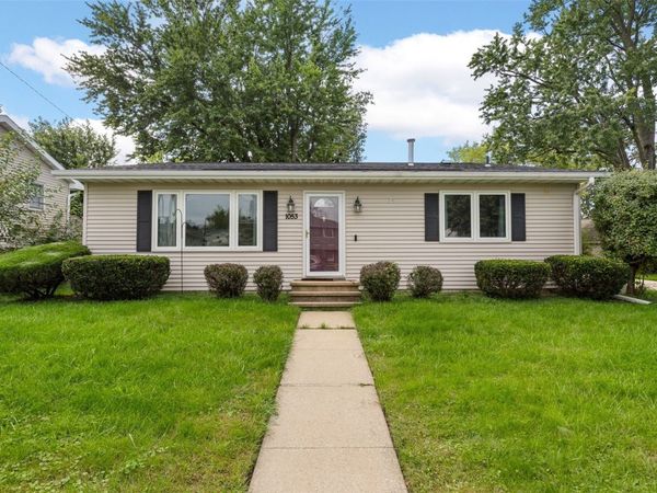 1053 Rainbow Blvd, Hiawatha, IA 52233