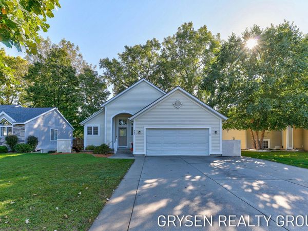 642 Clover Ridge Avenue NW, Grand Rapids, MI 49504