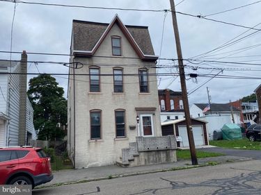 12 FRONT STREET S, ST CLAIR, PA 17970