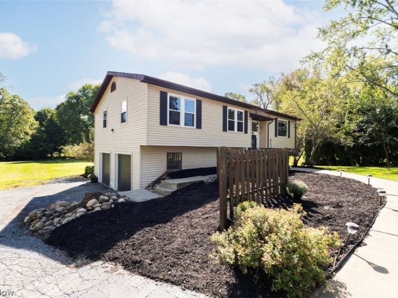 126 Mill Run Drive, Youngstown, OH 44505 Photo 2