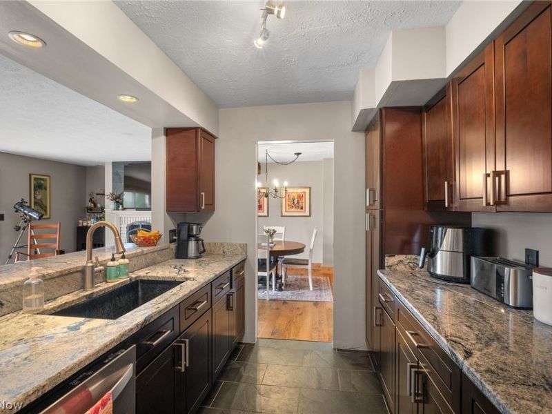8532 Tanglewood Trail, Chagrin Falls, OH 44023 Photo 10