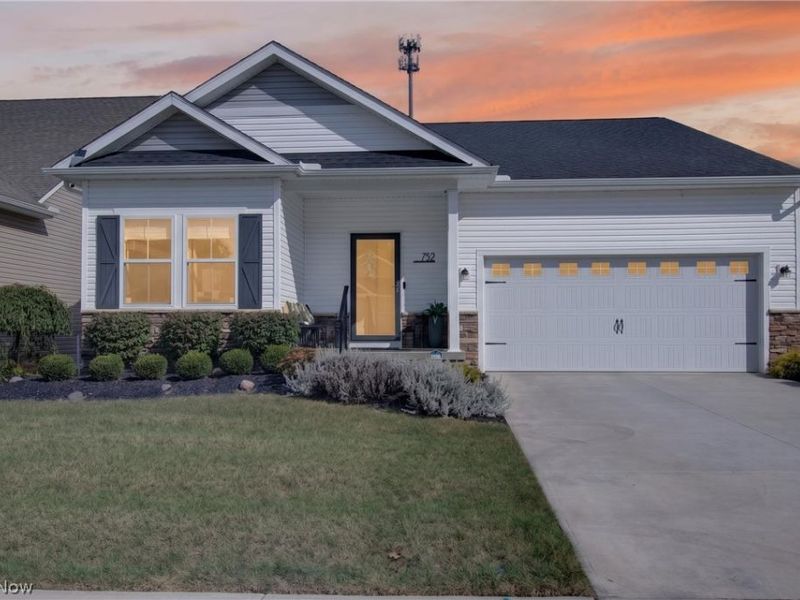 752 Hampshire Court, Amherst, OH 44001 Photo 2