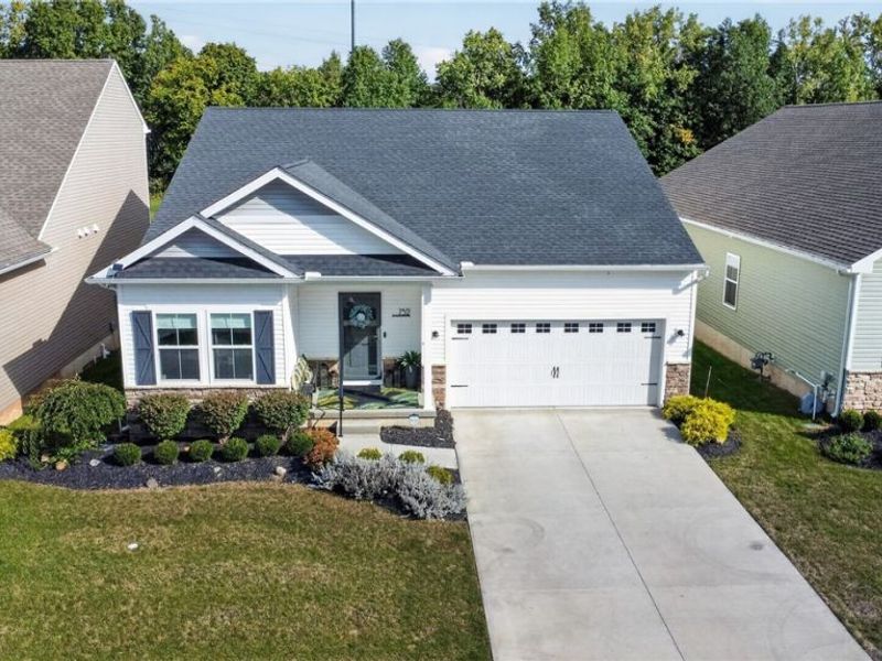 752 Hampshire Court, Amherst, OH 44001 Photo 3