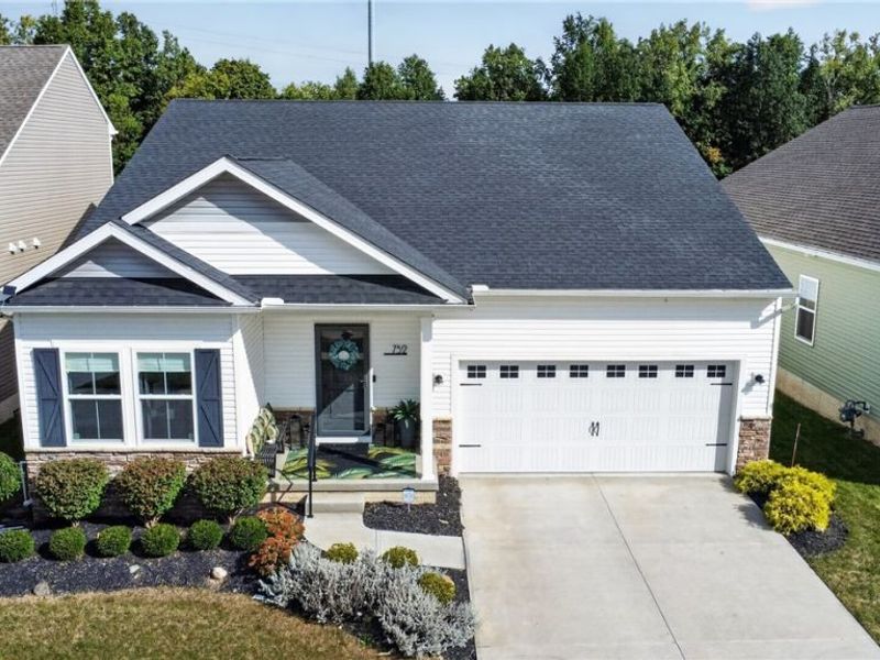 752 Hampshire Court, Amherst, OH 44001 Photo 4