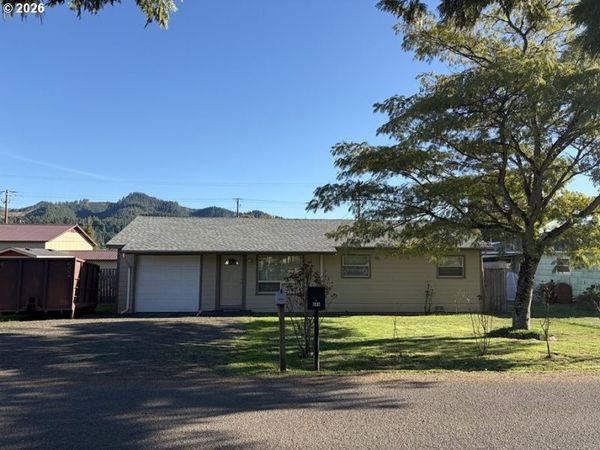 686 W FIRST AVE, Sutherlin, OR 97479