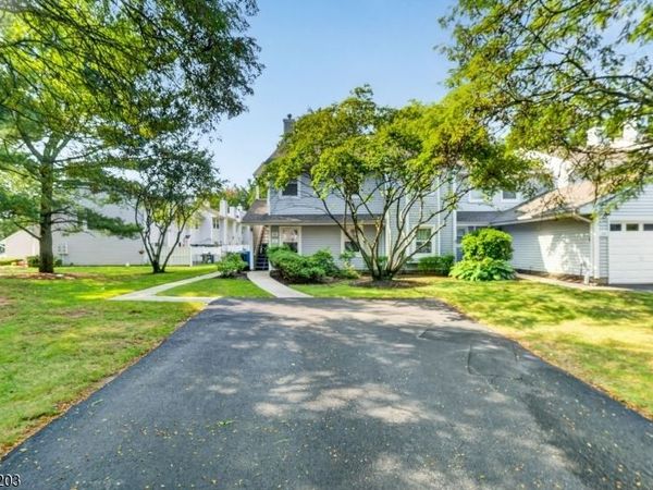 51 Woodmere Dr, Sayreville, NJ 08859