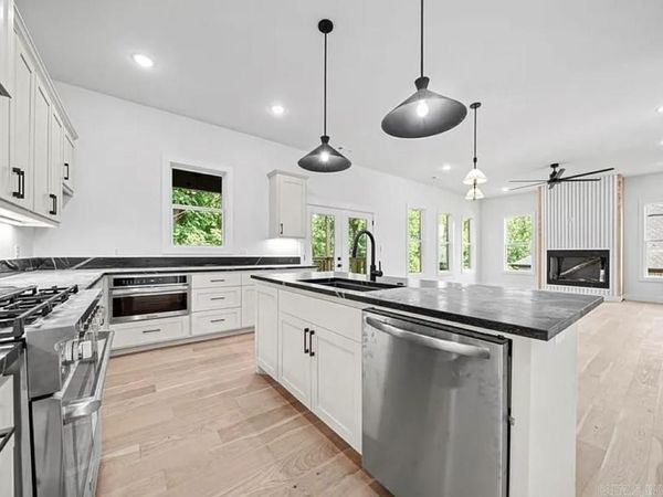900 Red Oak Loop, Elm Springs, AR 72762