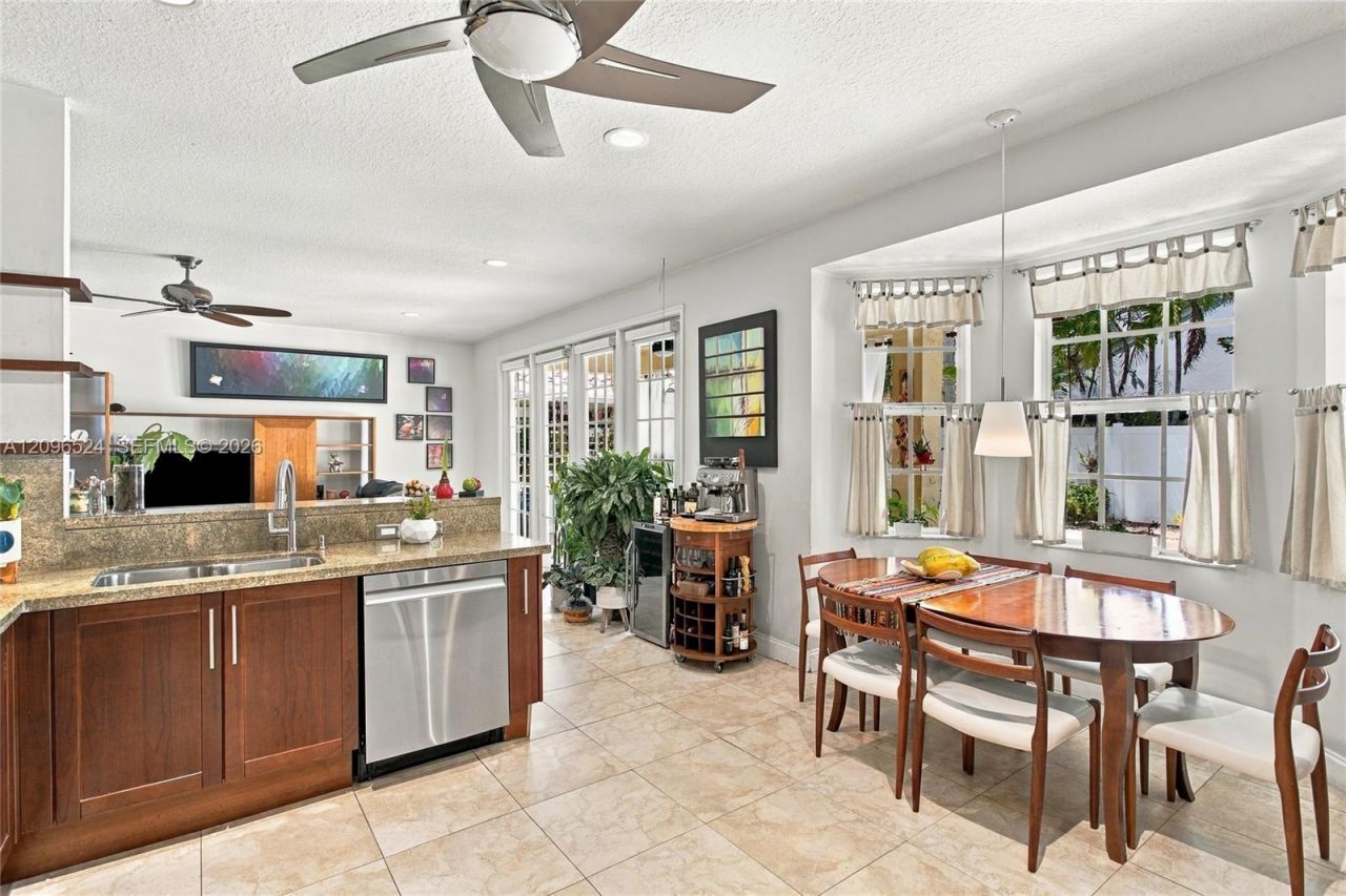 447 Cambridge Dr, Weston, FL 33326 Photo