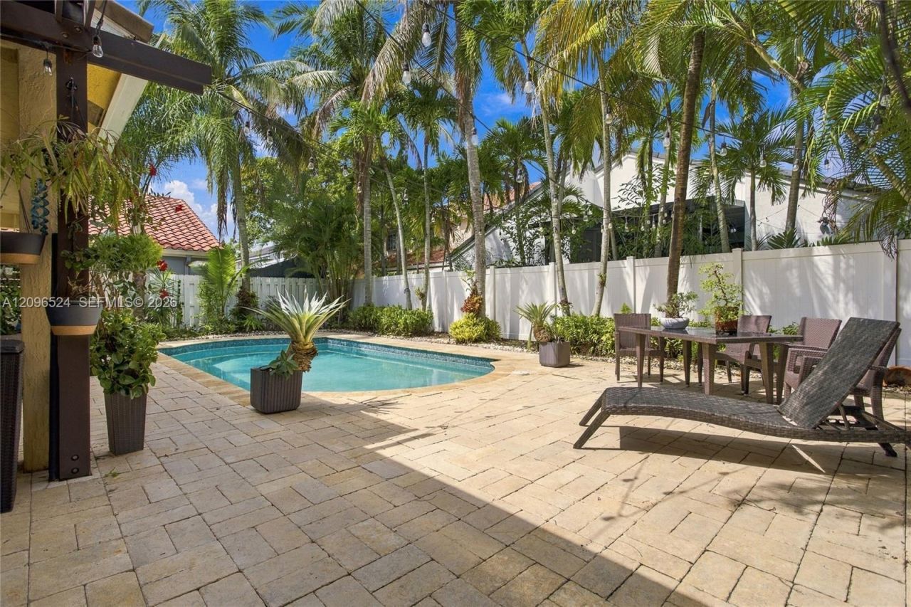 447 Cambridge Dr, Weston, FL 33326 Photo