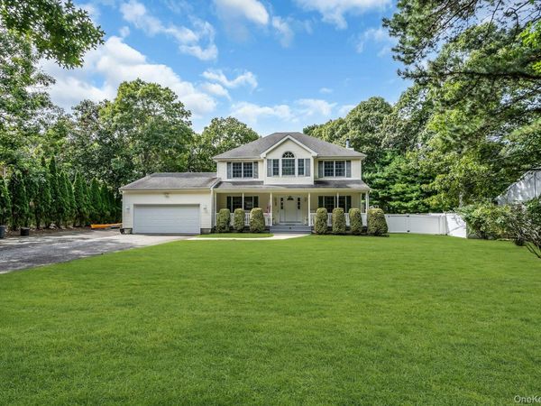 61 Washington Heights Avenue, Hampton Bays, NY 11946